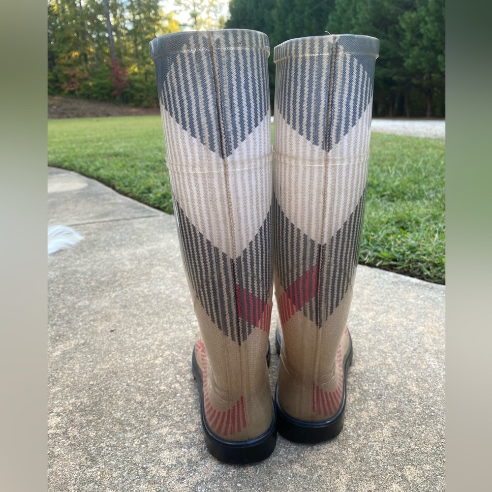 EUC Authentic Burberry Rainboots. Size 38 - Picture 8 of 13